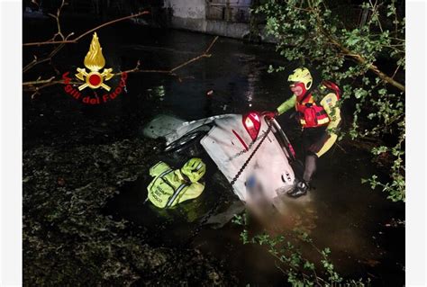 Coppia in auto finisce nel lago, morto un giovane